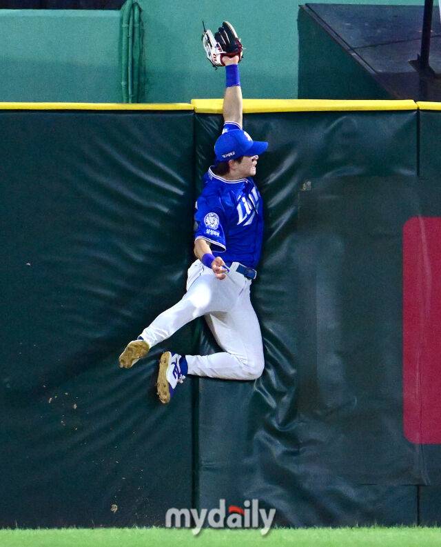 2025년 8월 7일 오후 인천 SSG랜더스필드에서 열린 '2025 신한 SOL뱅크 KBO 리그' 삼성 라이온즈와 SSG랜더스의 경기. 삼성 중견수 박승규가 5회말 SSG 에레디아의 홈런을 잡기 위해 최선을 다하고 있다./마이데일리