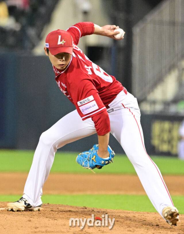 2025년 6월 12일 오후 서울 잠실구장에서 '2025 신한 SOL뱅크 KBO 리그' SSG 랜더스와 LG 트윈스의 경기가 열렸다. SSG 박기호가 4회말 역투하고 있다./마이데일리