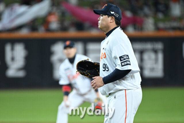 31일 대전 한화생명 볼파크 야구장에서 열린 '2025 신한 SOL 뱅크 KBO 한국시리즈 5차전' LG 트윈스와 한화 이글스 경기. 한화 류현진이 8회초 교체돼 마운드에 오르고 있다./마이데일리