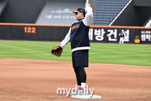 30일 대전 한화생명 볼파크 야구장에서 열린 '2025 신한 SOL 뱅크 KBO 한국시리즈 4차전' LG 트윈스와 한화 이글스 경기. 한화 류현진이 수비 훈련에 1루 베이스를 봐주고 있다./마이데일리