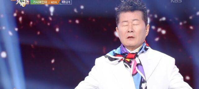가수 태진아가 신곡 '가시여인아' 무대를 꾸리고 있다. / KBS 2TV '뮤직뱅크'