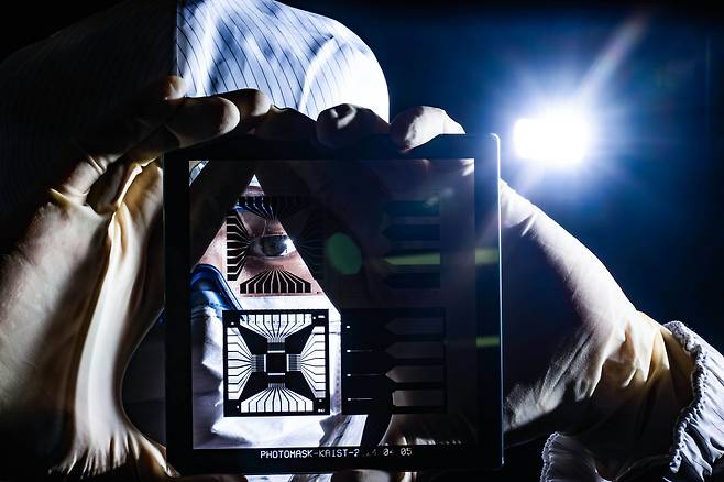 누구나 부러워하는 의대 합격증을 버리고 과학 연구에 평생을 바치고 싶어 한국과학기술원(KAIST)을 선택한 이들이 있다. 신년을 맞아 헤럴드경제와 인터뷰한 이들은 “공부를 시작한 이유가 과학이라는 학문 자체가 너무 좋아서였고 제 평생을 과학 연구에 바치고 싶었기 때문”이라고 했다. 사진은 대전 유성구 KAIST에서 전기및전자공학부 학생이 반도체 회로 기판 생산에 사용되는 포토마스크를 살펴보고 있는 모습.  대전=임세준 기자