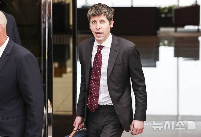 [서울=뉴시스] 김근수 기자 = 샘 올트먼 오픈AI 최고경영자(CEO)가 1일 서울 강서구 김포공항 비즈니스항공센터를 통해 입국하고 있다. (공동취재) 2025.10.01. photo@newsis.com