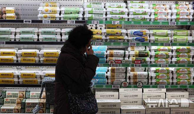 [서울=뉴시스] 이영환 기자 = 조류인플루엔자(AI) 확산 여파로 계란 한판 기준 소매가가 7천원을 넘어선 7일 오후 서울 시내의 한 대형마트에서 고객이 계란을 살펴보고 있다.구윤철 부총리 겸 재정경제부 장관은 이날 민생경제관계장관회의를 주재하고 계란값 인상과 관련해 "신선란 224만개 수입 절차에 즉시 착수해 1월중 시장에 공급하고, 수급상황에 따라 계란 납품단가 인하도 추진하겠다"고 강조했다.  2026.01.07. 20hwan@newsis.com