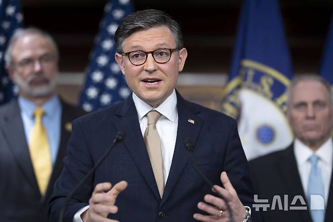 [워싱턴=AP/뉴시스]마이크 존슨 미 하원의장이 지난 해 3월11일 정부 셧다운 방지를 위한 예산 법안이 하원을 통과한 뒤 기자회견을 하고 있다. 그는 1월 8일 의료보험 보조금 지급기한을 연장하는 민주당의 법안에 대해 공화당의 반대를 주장했지만 일부 의원의 반란 표로 이 법안은 230대 196표로 통과되었다. 2026.01.09.