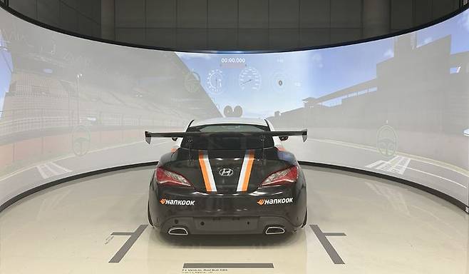 [대전=뉴시스] 대전 한국테크노돔 내 마련된 한국타이어앤테크놀로지 드라이빙 시뮬레이터 모습. 실제 트랙이 아닌 가상 공간에서 타이어 성능을 시험할 수 있다. (사진=한국타이어 제공) 2025.12,18 photo@newsis.com *재판매 및 DB 금지