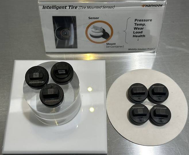 [서울=뉴시스] 한국타이어가 개발 중인 인텔리전트 타이어 내부에 부착되는 센서 제품. (사진=한국타이어 제공) 2025.12.18 photo@newsis.com *재판매 및 DB 금지