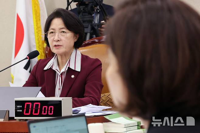 [서울=뉴시스] 김명년 기자 = 추미애 국회 법제사법위원장이 6일 서울 여의도 국회 법사위 전체회의에서 발언하고 있다. *기사 본문과는 무관한 사진. 2025.11.06. kmn@newsis.com