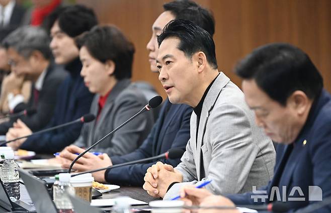 [용인=뉴시스] 김종택 기자 = 장동혁 국민의힘 대표가 9일 경기 용인시 처인구 SK하이닉스 용인 반도체 클러스터 조성사업 현장을 방문해 발언하고 있다. 2026.01.09. jtk@newsis.com