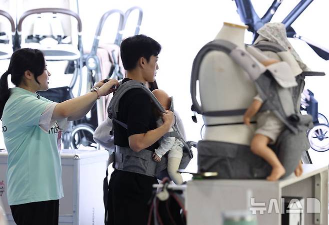 [고양=뉴시스] 김진아 기자 = 지난해 10월 16일 경기 고양시 킨텍스에서 열린 2025 코베 베이비페어&유아교육전에서 관람객들이 전시를 둘러보고 있다. 2025.10.16. bluesoda@newsis.com