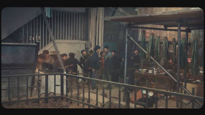 배우 이재인은 공들인 장면으로 극 중 김태진을 설득하는 신을 꼽았다. 그는 "태진과 대화를 하며 무리를 설득하는 장면들이 많은데 설명적인 대사를 재미있게 전달하기 쉽지 않아서 어떻게 살릴지 고민이 많았다"고 밝혔다. 웨이브 제공