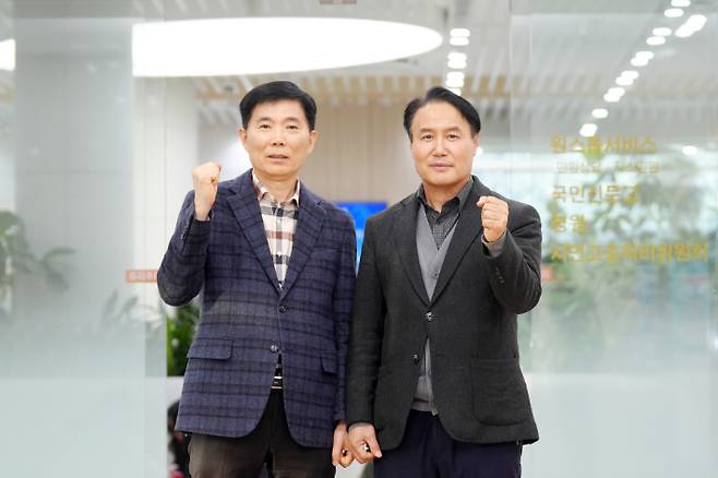 박도신 갈등조정관(왼쪽)과 김원규 특이민원대응전문관. 수원시 제공