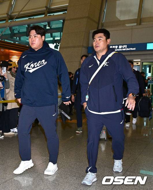 [OSEN=인천공항, 최규한 기자] 류지현 감독이 이끄는 한국 야구대표팀이 오는 3월 열리는 WBC를 준비하기 위해 9일 오전 인천공항을 통해 미국령 사이판으로 출국했다.류지현호는 9일부터 21일까지 사이판에서 1차 전지훈련 담금질에 나선다.류현진과 노경은이 출국장에 들어서고 있다. 2026.01.09 / dreamer@osen.co.kr