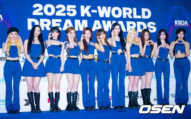 [OSEN=민경훈 기자] 21일 오후 서울 송파구 잠실실내체육관에서 '2025 케이 월드 드림 어워즈'(2025 K WORLD DREAM AWARDS) 블루카펫 및 포토월 행사가 진행됐다.지난 2017년 '제1회 소리바다 베스트 케이뮤직 어워즈'로 출발해 올해로 9년째 이어지고 있는 이 시상식은 글로벌 시장에서 케이팝을 빛내고 있는 주역들과 셀럽들이 한자리에 모여 다채로운 볼거리를 제공한다.트리플에스(tripleS)가 입장하며 포즈를 취하고 있다. 2025.08.21 /rumi@osen.co.kr