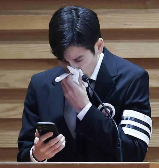 [OSEN=사진팀] 故 안성기 장례 미사 및 영결식이 9일 서울 명동성당에서 엄수됐다.안성기는 지난 5일 오전 9시 서울 용산구 순천향대병원 중환자실에서 치료를 받던 중 가족들이 지켜보는 가운데 향년 74세로 세상을 떠났다. 지난달 30일 자택에서 음식물이 목에 걸린 채 쓰러져 병원으로 이송된 뒤 의식불명 상태로 치료를 받아온 지 6일 만이다.영결식에서는 고인의 마지막 소속사 아티스트컴퍼니의 수장인 정우성과 이정재가 각각 영정과 훈장을 들며 고인을 배웅했다. 운구는 설경구, 박철민, 유지태, 박해일, 조우진, 주지훈이 맡았다.고인의 아들 안다빈씨가 인사말을 하고 있다. 2026.01.09 / photo@osen.co.kr사진=사진공동취재단