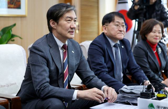 ▲조국혁신당 조국 대표가 지난 8일 대구시청 산격청사를 찾아 김정기 대구시장 권한대행과 면담하고 있다. ⓒ연합뉴스
