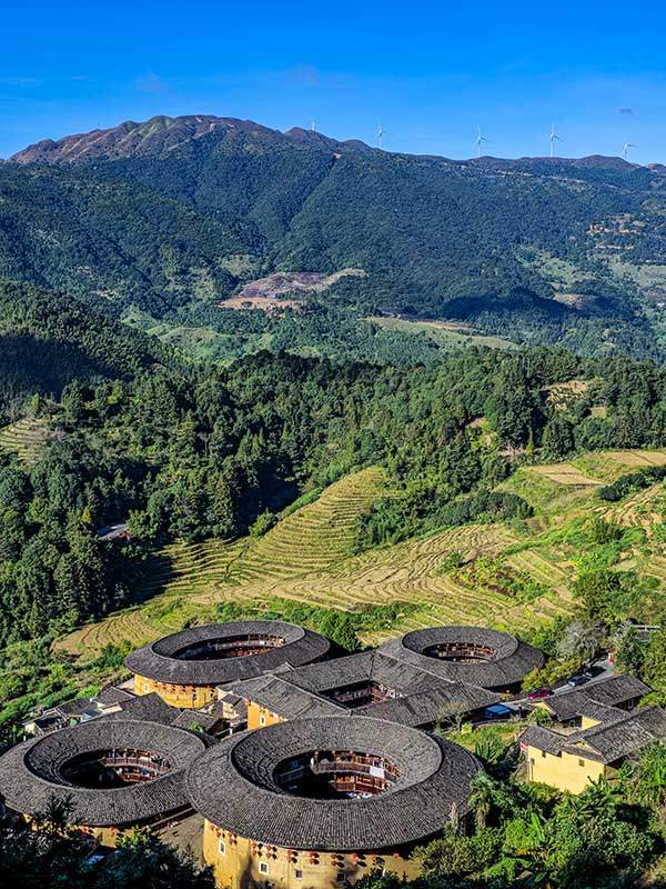 유네스코 세계문화유산으로 등재된 토루. 토루 군락인 전라갱田螺坑. 토루를 떠올리는 대표적인 풍경으로 전망대에서 원경을 내려다볼 수 있다. 네 개의 반찬 접시와 국 그릇 하나가 놓인 모양을 닮았다고 해서'사채일탕四菜一湯'이라는 별명이 있다.