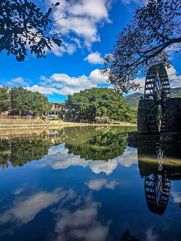 운수요 마을의 강. 경치가 아름다워 관광객들이 마을을 관통해 1시간 걷는 코스로 인기 있다.