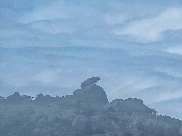 능선의 바위두꺼비. 노을이 질 때 금빛으로 보인다 하여 '황금두꺼비'라고도 불린다.