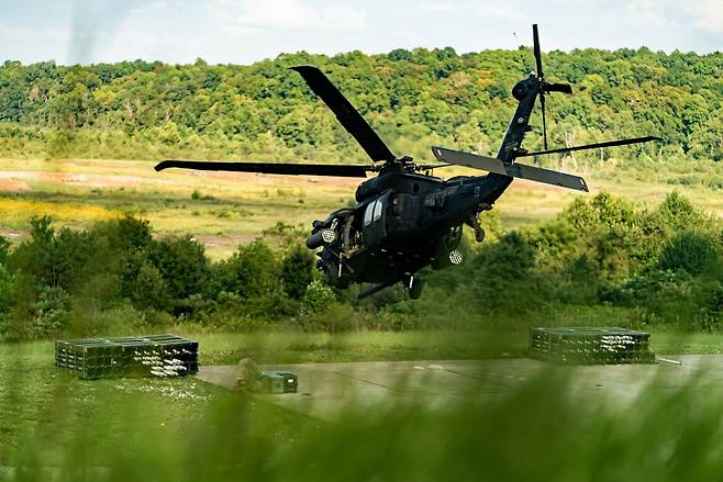 미군 제160 특수항공연대 소속 MH-60M DAP 헬기가 저공비행을 하고 있다. 제160 특수항공연대 페이스북 캡처