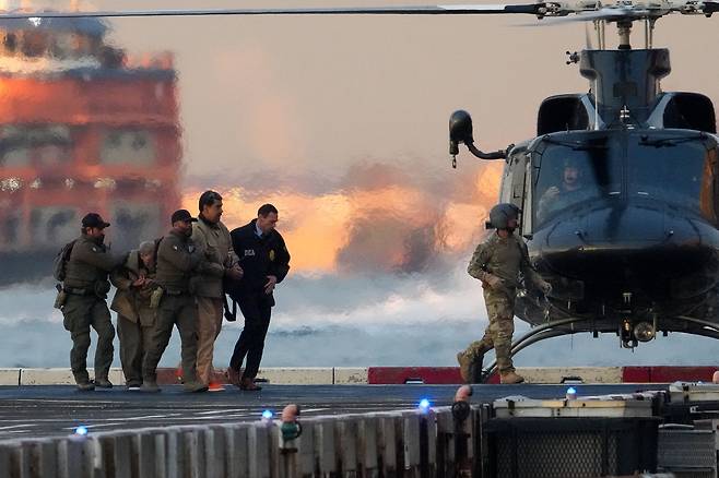 니콜라스 마두로 베네수엘라 대통령(가운데)이 지난 5일 미국 뉴욕에서 헬기에서 내린 직후 마약단속국(DEA) 및 경찰 요원들에게 둘러싸인 채 이동하고 있다. 로이터연합