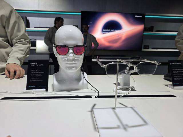 8일(현지시간) 미국 라스베이거스에서 열린 CES 2026의 하이센스 전시관에서 관람객이 스마트글라스를 쓰고 체험해보고 있다. 라스베이거스=서종갑기자