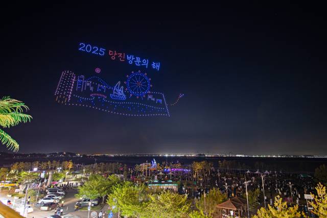 당진시가 ‘2025~2026 당진 방문의 해’를 맞아 삽교호 관광지에서선보인 드론 라이트 쇼. 사진제공=당진시