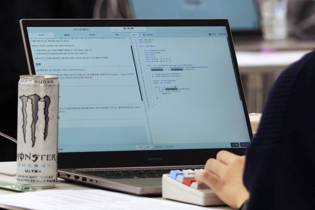 서울 중구 동대문디자인플라자(DDP)에서 열린 '2025 청년취업사관학교 AI 인재 페스티벌'에서 AI코딩 챌린저스 참가자들이 코딩작업을 하고 있다. 뉴스1