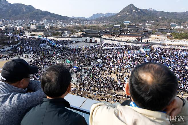 2025년 3월15일 서울 광화문에서 열린 윤석열 퇴진 촉구 집회를 시민들이 건물 위에서 내려다보고 있다. ⓒ시사IN 신선영