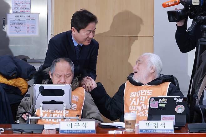 김영배 더불어민주당 의원이 1월9일 국회의원회관에서 열린 민주당-전국장애인차별철폐연대 간담회에 참석하며 박경석 전장연 대표와 인사하고 있다. ⓒ 연합뉴스