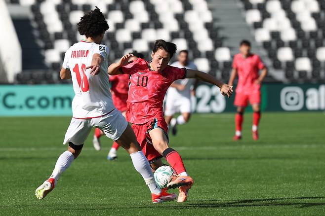 KFA는 9일 “강상윤이 왼쪽 무릎 내측 인대 손상으로 U-23 대표팀서 소집 해제가 결정됐다”고 밝혔다. 7일(한국시간) 이란과 U-23 아시안컵 1차전 도중 돌파를 시도하는 강상윤(가운데). 사진제공｜대한축구협회