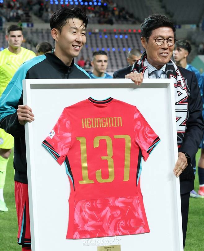 한국 축구 국가대표팀이 지난해 10월 서울월드컵경기장에서 파라과이 대표팀과 친선경기를 벌였다. 손흥민이 A매치 137 경기 출전 기념식에서 차범근 전 대표팀 감독에게 유니폼 대형 액자를 받은 후 기념촬영을 하고 있다. /사진=김진경 대기자