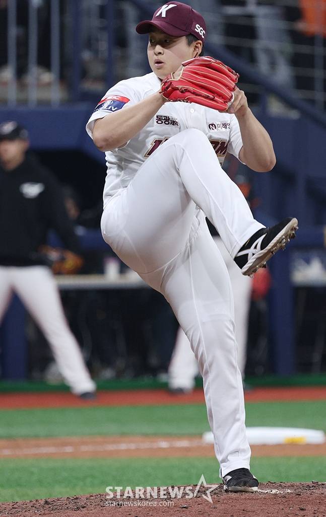 '2024 신한 SOL 뱅크 KBO리그' 키움-한화전이 5일 서울 고척스카이돔에서 열렸다. 키움 김재웅이 역투하고 있다. /사진=김진경 대기자