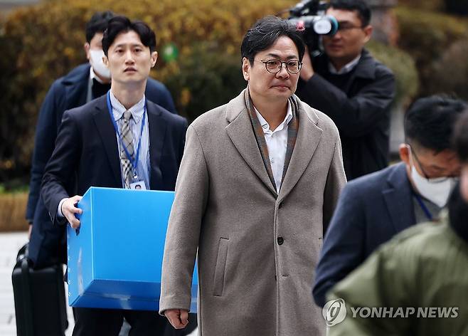 상설특검, '관봉권 폐기' 관련 한국은행 수색…첫 강제수사 (서울=연합뉴스) 윤동진 기자 = 검찰의 '관봉권 띠지 폐기 의혹'을 수사하는 안권섭 상설 특별검사팀이 19일 수색·검증영장을 집행하기 위해 서울 중구 남대문로3가 한국은행 발권국으로 향하고 있다. 2025.12.19 mon@yna.co.kr