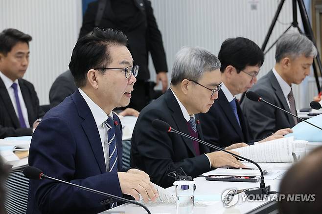 업무보고 하는 이한주 경제인문사회연구회 이사장 (서울=연합뉴스) 이정훈 기자 = 이한주 경제인문사회연구회 이사장이 9일 서울 은평구 한국행정연구원에서 열린 경제인문사회연구회 업무보고에서 김민석 국무총리에게 보고하고 있다. 2026.1.9 uwg806@yna.co.kr