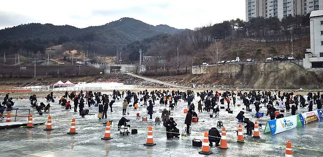 개막일 첫날 낚시 인파 [홍천문화재단 제공.재판매 및 DB 금지]
