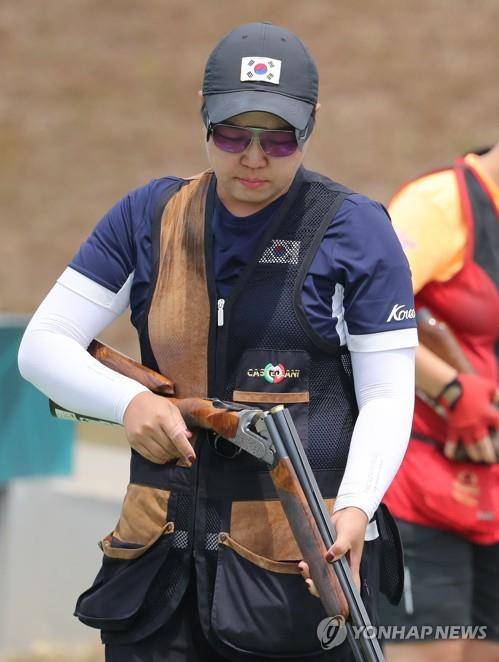 장전하며 총을 점검하는 이보나 플레잉코치 [연합뉴스 자료사진]