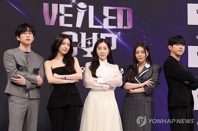 예능 '베일드 컵' 글로벌 오디션 심사위원 (서울=연합뉴스) 강민지 기자 = 9일 서울 양천구 목동 SBS사옥에서 열린 예능 '베일드 컵' 제작발표회에서 출연진들이 포즈를 취하고 있다. 왼쪽부터 십센치, 미연, 티파니 영, 에일리, 폴킴. 2026.1.9 mjkang@yna.co.kr