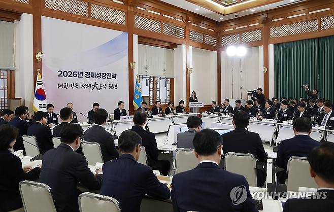 이재명 대통령, 경제성장전략 국민보고회 (서울=연합뉴스) 한상균 기자 = 이재명 대통령이 9일 청와대에서 열린 경제성장전략 국민보고회에서 발언하고 있다. 2026.1.9 [청와대통신사진기자단] xyz@yna.co.kr