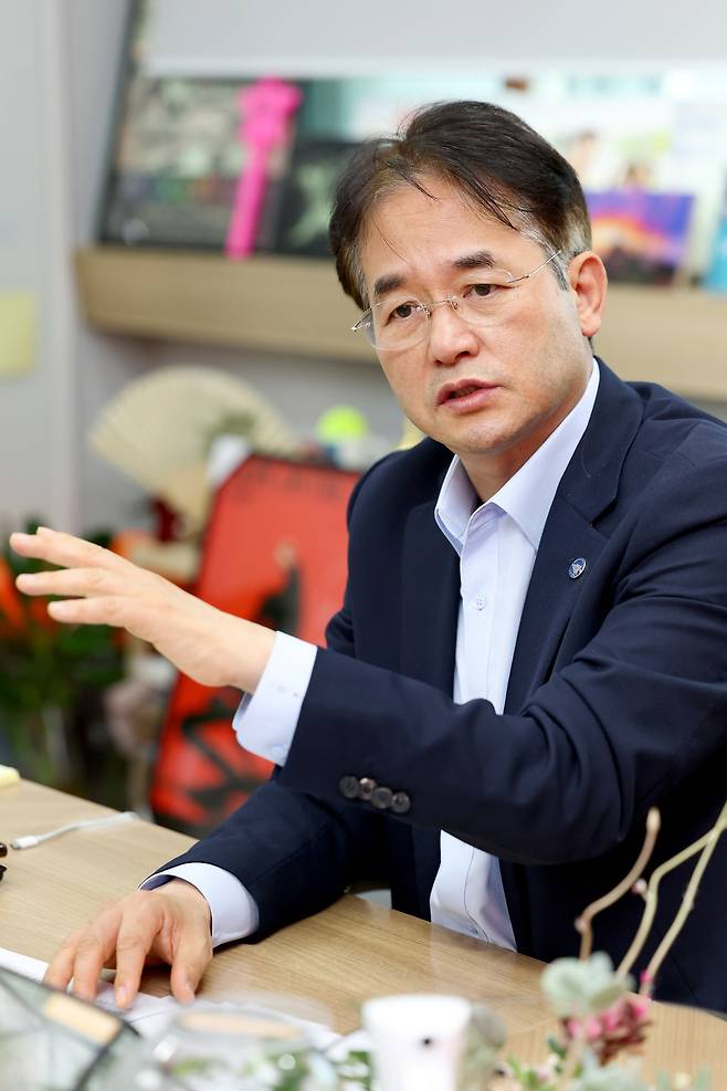 ▲ 이동환 고양시장이 인천일보와 가진 새해 인터뷰에서 "오는 6월까지 시민생활과 행정업무 전반에 첨단 기능을 갖춘 스마트시티 조성에 박차를 가하고 있다"고 말하고 있다. /사진 제공=고양시