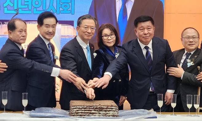 ▲ 정성호 국회의원(왼쪽 세 번째)이 10일 경기섬유종합지원센터에서 열린 신년인사회에서 주요 참석자들과 함께 케이크 커팅을 하고 있다.