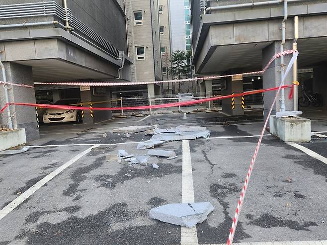 ▲ 10일 양주시 덕계동의 한 빌라 건물에서 외벽이 붕괴해 현장 주변에 재난 안전선이 설치돼 있다. /사진제공=양주시