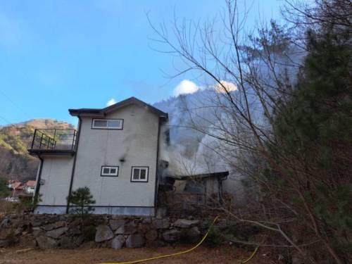 10일 오후 인제군 기린면 진동리의 한 2층주택에서 화재가 발생, 2층 건물이 전소됐다.