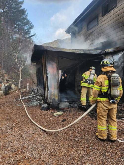 10일 오후 인제군 기린면 진동리의 한 2층주택에서 화재가 발생, 소방대원들이 진화작업을 벌이고 있다.