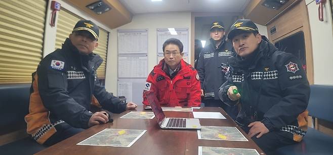 ▲ 이철우 경북도지사가 10일 오후 의성군 산불 현장을 찾아 지휘하는 모습. 경북도 제공