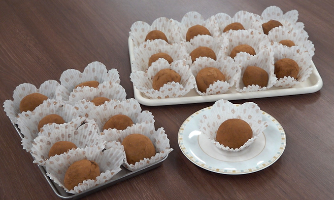 영남일보 디지털팀이 9일 두쫀쿠 원가 계산 실험에 나선 결과,  총 7만2천430원의 원재료 값으로 21개의 두쫀쿠가 만들어졌다. 21개의 두쫀쿠를 찍은 사진. 박지현기자