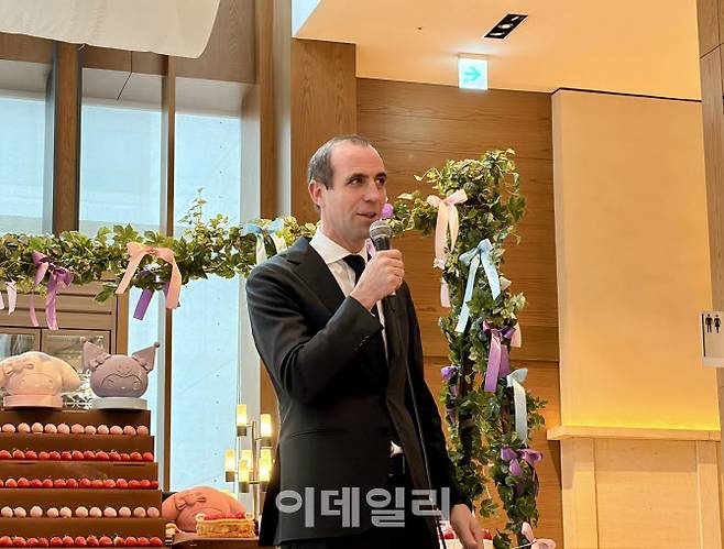 사무엘 피터 콘래드 서울 총지배인이 9일 서울 영등포구 여의도동 콘래드 서울 아트리오에서 열린 ‘마이멜로디·쿠로미 콜라보 미디어 프리뷰’ 행사에서 발표를 하고 있다. (사진=이민하 기자)