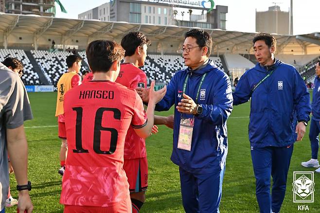 7일 사우디아라비아 리야드 알샤바브 클럽 스타디움에서 열린 아시아축구연맹(AFC) 23세 이하(U-23) 아시안컵 대한민국과 이란의 경기, 0대0 무승부를 기록한 대한민국 이민성 감독이 선수들을 격려하고 있다. (대한축구협회 제공, 재판매 및 DB 금지) 2026.1.7/뉴스1 ⓒ News1 김진환 기자