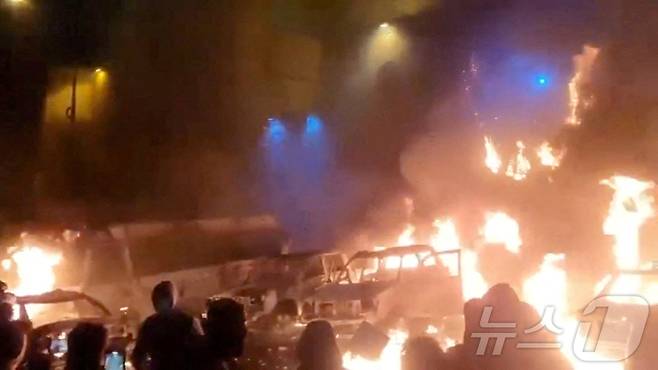 이란 수도 테헤란에서 반정부 시위가 격화되고 있는 가운데 9일(현지시간) 차량들이 불길에 휩싸여 있다. 2025.1.9./뉴스1 ⓒ 로이터=뉴스1 ⓒ News1 이창규 기자