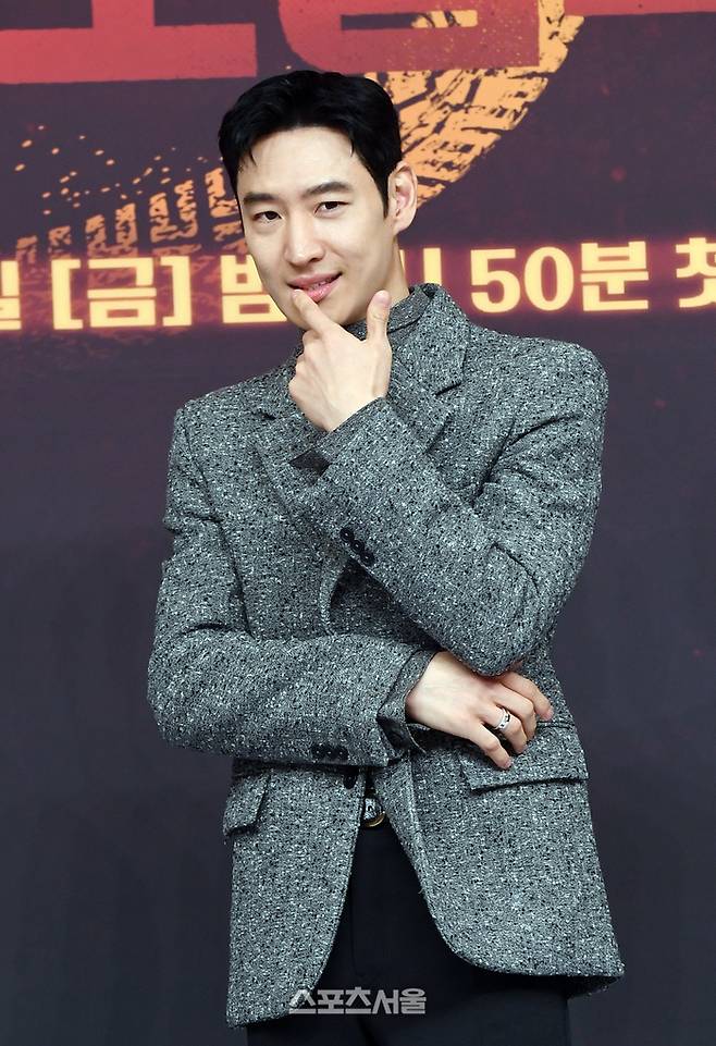 배우 이제훈이 18일 서울 양천구 SBS사옥에서 진행된 SBS 금토드라마 ‘모범택시3’ 제작발표회에서 취재진을 향해 포즈를 취하고 있다.  2025. 11. 18.  박진업 기자 upandup@sportsseoul.com